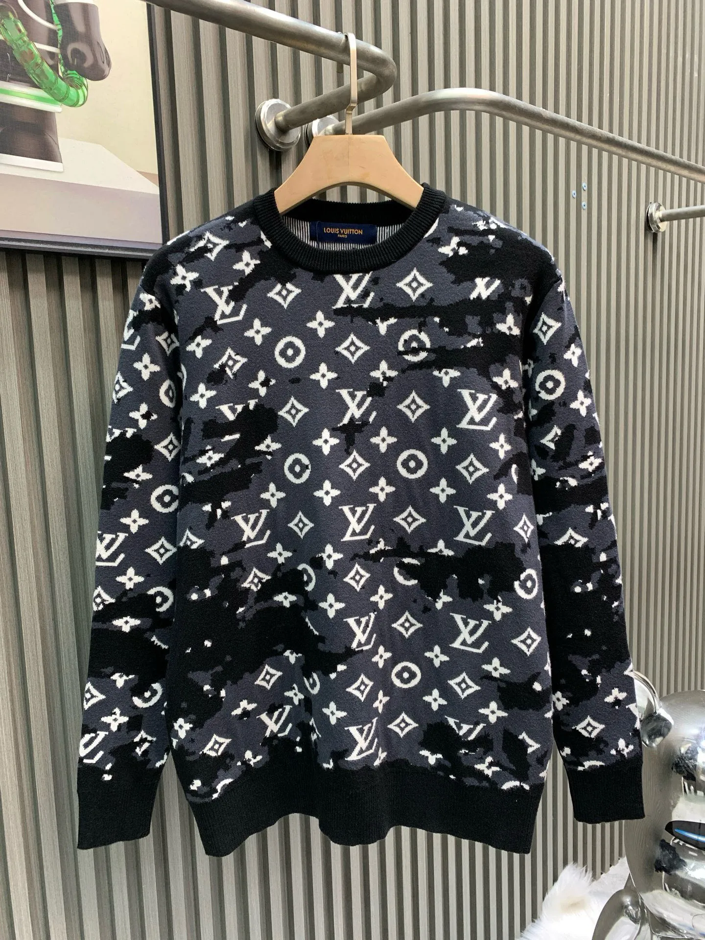 🅿️350 🀄️ Louis Vuitton Louis Vuitton 25*Lv rendering gradient same style distressed antique pullover sweater for men and women. Match-dyed wool blended cotton yarn. High weight and high density. Ultra-high quality. The wool is soft, delicate and skin-friendly. Soft and silky to the touch. Match-dyed high weight cotton yarn. Ensures no color difference. Uses four-hollow knitting method. Tight and textured. Durable, non-deformable and not easy to pilling. It has a soft and warm comfort that doesn’t stick to the body when worn alone. Classic knitted clothing is reinterpreted with exquisite details and iconic brand symbols to reinterpret the charming charm. This cardigan is made of knitted cotton and wool blended fabrics with comprehensive heavy-duty jacquard craftsmanship. All products are produced on imported looms. The details are clearly visible. A full set of customized trademarks, hang tags, and wash marks. The highest version on the market.